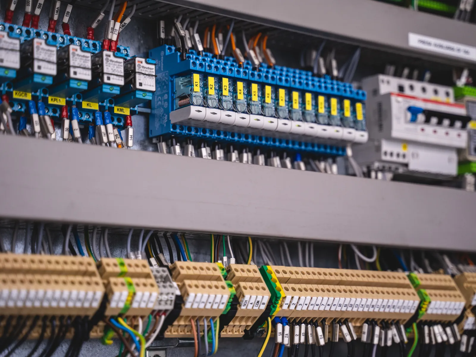 Tablero con interruptores y bloques de conexión cableados