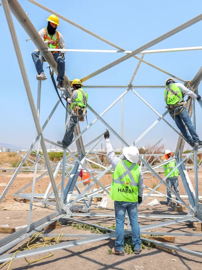 Trabajadores de HAESA en la base de una torre de transmisión