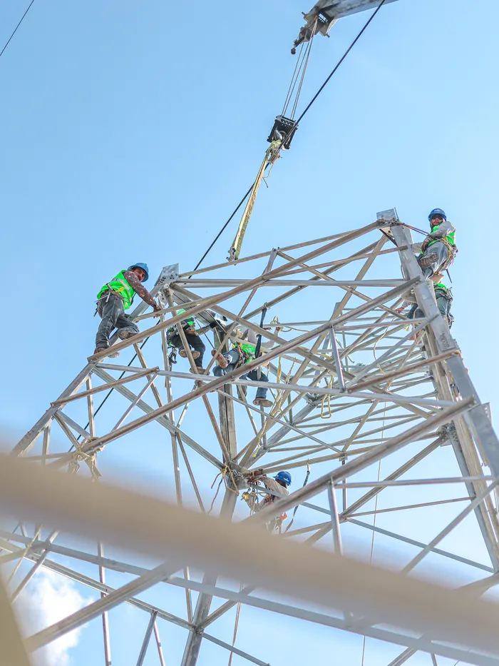 Cuadrilla montando la estructura de una torre de transmisión