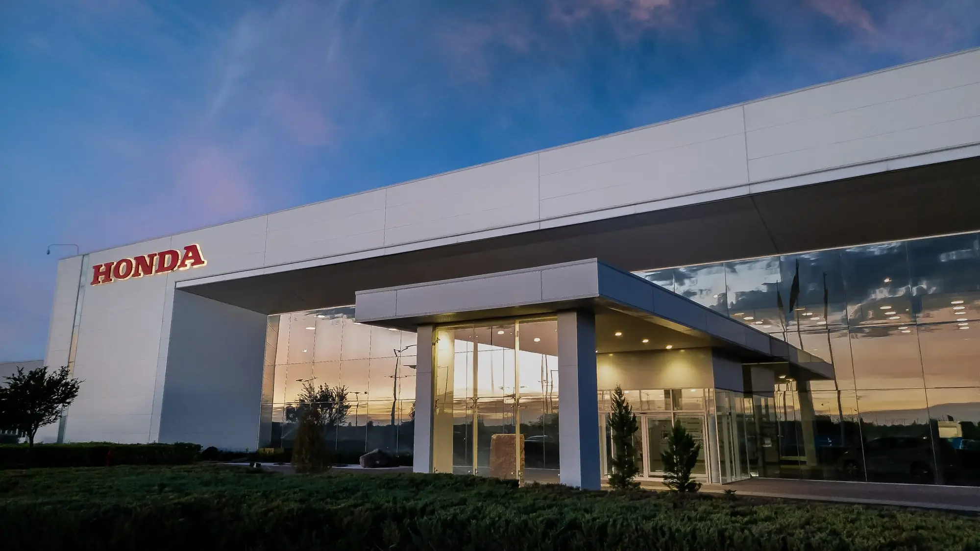 Acceso principal de la planta Honda en Celaya al atardecer