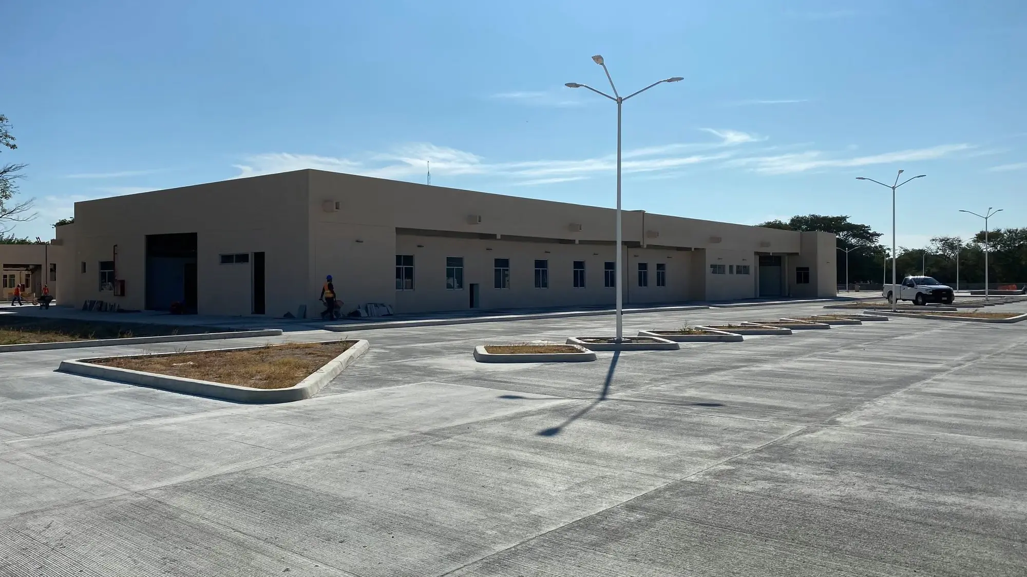 Fachada y estacionamiento del Hospital de Alta Especialidad en Juchitán